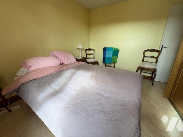 EU, proche du centre-ville, Maison offrant le confort de plain-pied, et comprenant:
Au rez-de-...