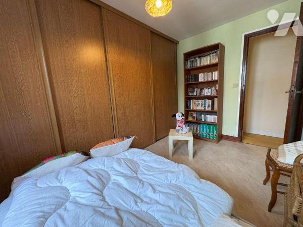 EU, proche du centre-ville, Maison offrant le confort de plain-pied, et comprenant:
Au rez-de-...