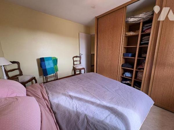 EU, proche du centre-ville, Maison offrant le confort de plain-pied, et comprenant:
Au rez-de-...