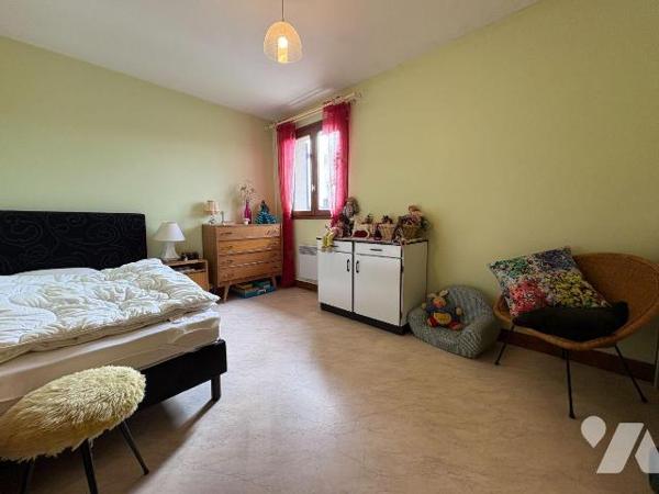EU, proche du centre-ville, Maison offrant le confort de plain-pied, et comprenant:
Au rez-de-...