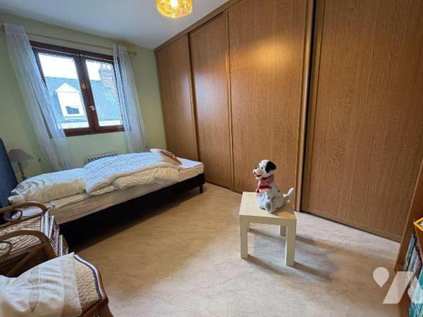 EU, proche du centre-ville, Maison offrant le confort de plain-pied, et comprenant:
Au rez-de-...