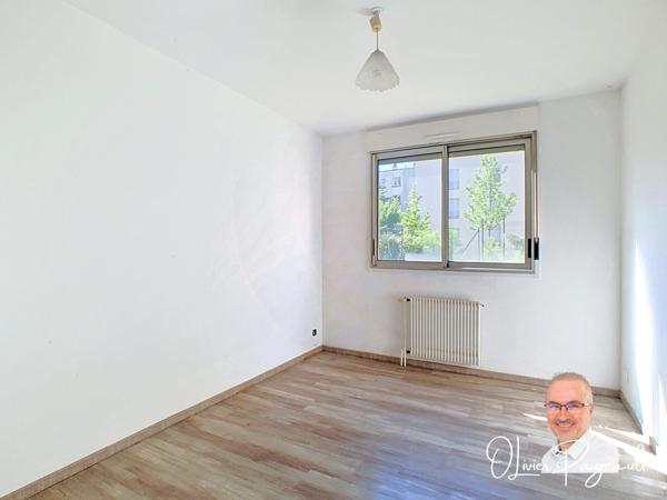 T2 hypercentre, lumineux avec balcon et vue sur jardins