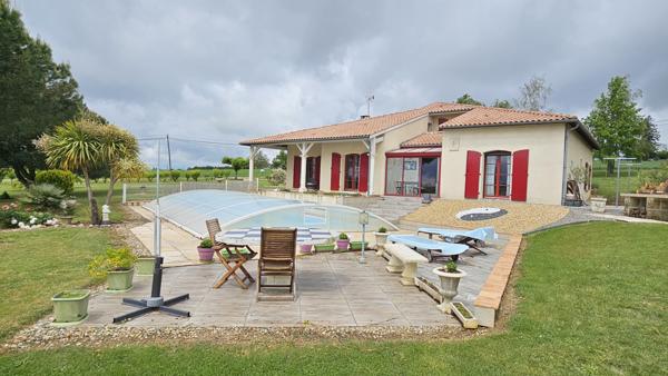 Eymet (24500) Maison de 185 m² sur un terrain de 1h8 avec piscine couverte, garage et étang.