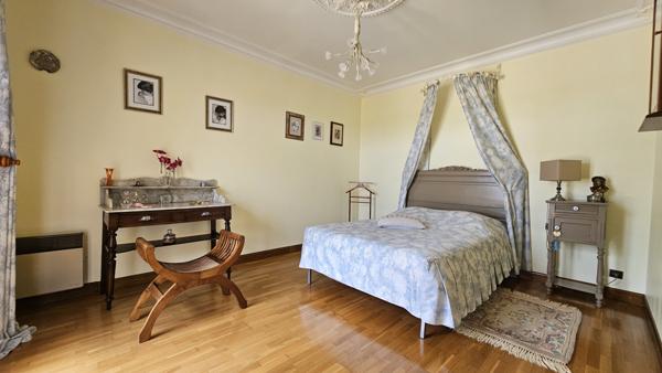 Eymet (24500) Maison de 185 m² sur un terrain de 1h8 avec piscine couverte, garage et étang.