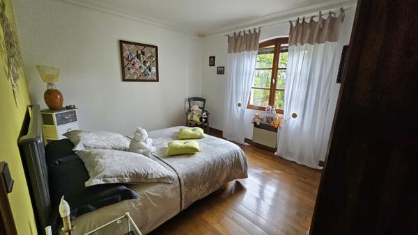 Eymet (24500) Maison de 185 m² sur un terrain de 1h8 avec piscine couverte, garage et étang.