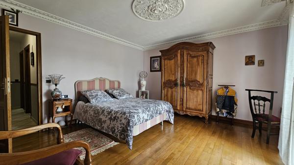 Eymet (24500) Maison de 185 m² sur un terrain de 1h8 avec piscine couverte, garage et étang.