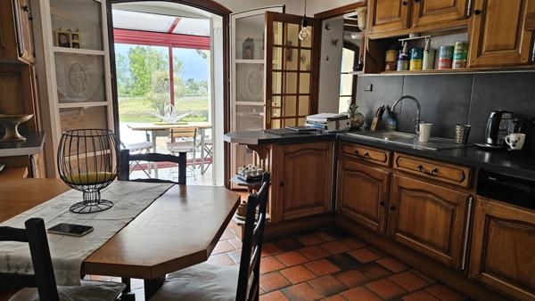 Eymet (24500) Maison de 185 m² sur un terrain de 1h8 avec piscine couverte, garage et étang.