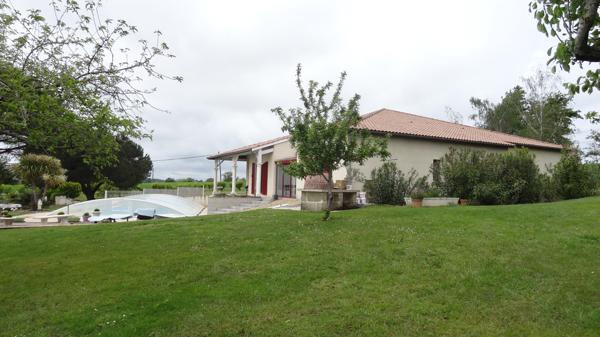 Eymet (24500) Maison de 185 m² sur un terrain de 1h8 avec piscine couverte, garage et étang.