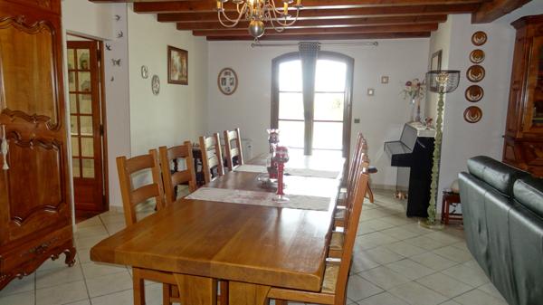 Eymet (24500) Maison de 185 m² sur un terrain de 1h8 avec piscine couverte, garage et étang.