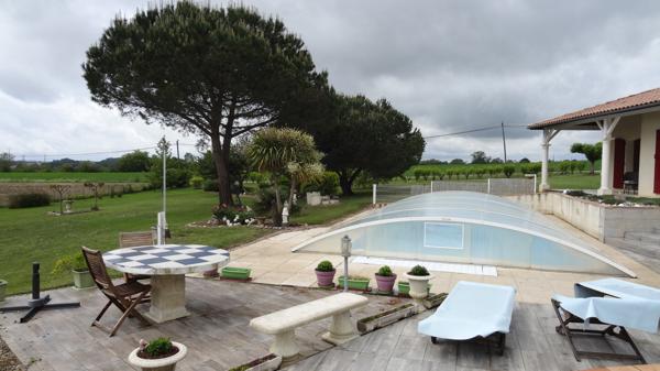 Eymet (24500) Maison de 185 m² sur un terrain de 1h8 avec piscine couverte, garage et étang.