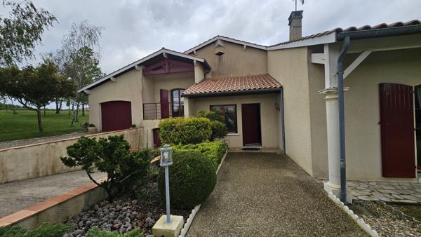 Eymet (24500) Maison de 185 m² sur un terrain de 1h8 avec piscine couverte, garage et étang.