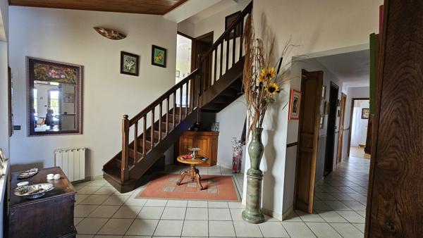 Eymet (24500) Maison de 185 m² sur un terrain de 1h8 avec piscine couverte, garage et étang.