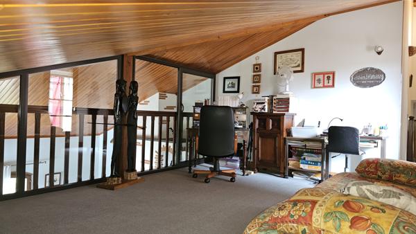 Eymet (24500) Maison de 185 m² sur un terrain de 1h8 avec piscine couverte, garage et étang.