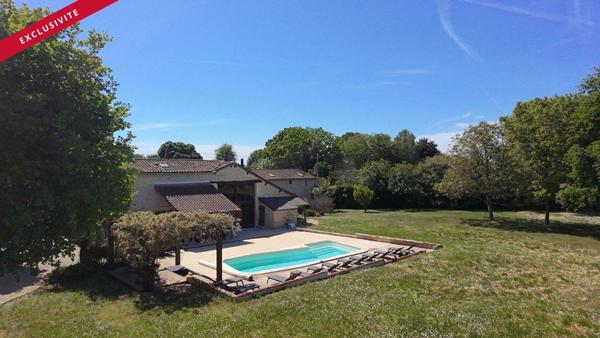 Maison d'Exception à Vendre à Champniers - 295 m² sur Terrain de 4700 m² avec Piscine