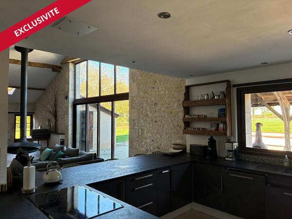 Maison d'Exception à Vendre à Champniers - 295 m² sur Terrain de 4700 m² avec Piscine