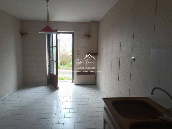 Dans un hameau, avec vue sur la campagne