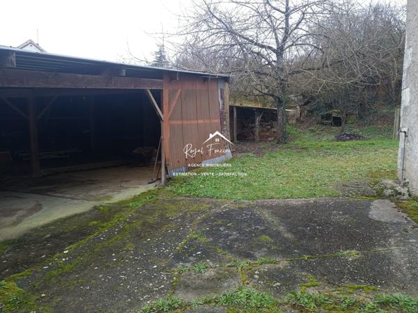 Dans un hameau, avec vue sur la campagne