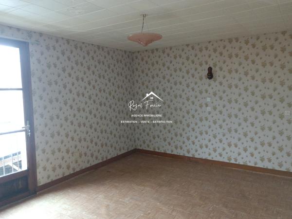 Dans un hameau, avec vue sur la campagne