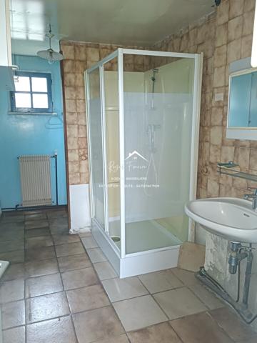 Dans un hameau, avec vue sur la campagne