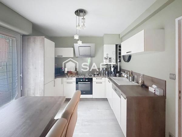 Maison semi-mitoyenne 3-4 chambres avec garage.