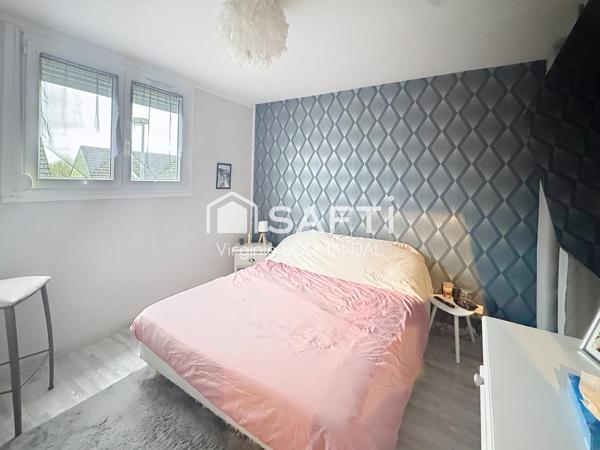 Maison semi-mitoyenne 3-4 chambres avec garage.