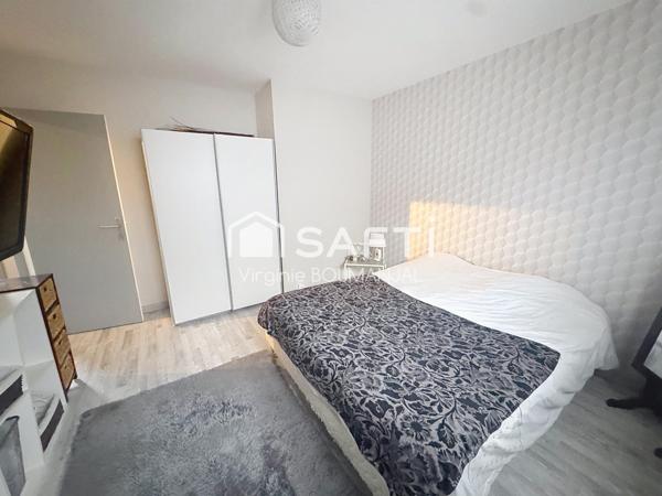 Maison semi-mitoyenne 3-4 chambres avec garage.