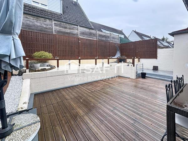 Maison semi-mitoyenne 3-4 chambres avec garage.