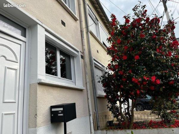Maison mitoyenne au calme quartier Les MAILLETS/BELLEVUE  comprenant : 
- Au-rez-de-chaussée :...