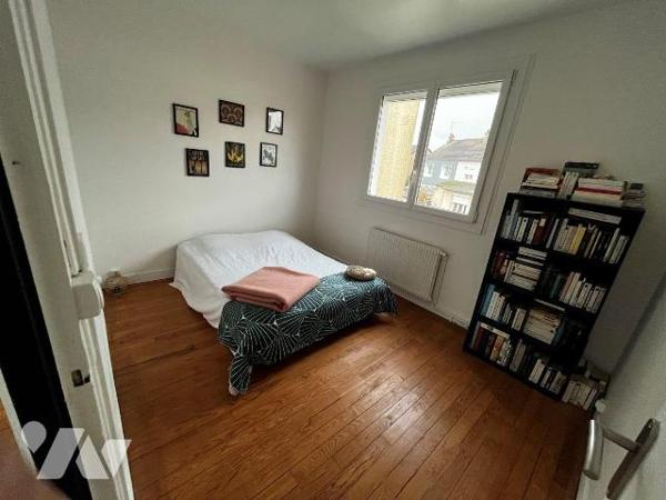 Maison mitoyenne au calme quartier Les MAILLETS/BELLEVUE  comprenant : 
- Au-rez-de-chaussée :...