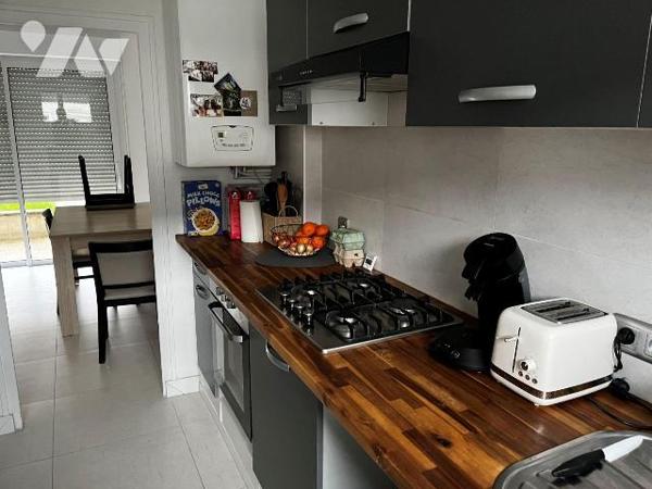 Maison mitoyenne au calme quartier Les MAILLETS/BELLEVUE  comprenant : 
- Au-rez-de-chaussée :...