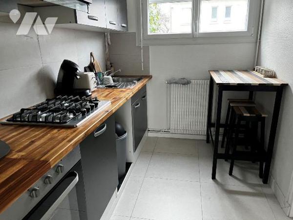 Maison mitoyenne au calme quartier Les MAILLETS/BELLEVUE  comprenant : 
- Au-rez-de-chaussée :...