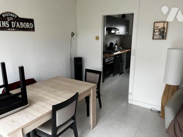 Maison mitoyenne au calme quartier Les MAILLETS/BELLEVUE  comprenant : 
- Au-rez-de-chaussée :...