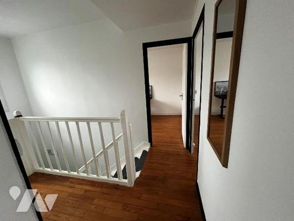 Maison mitoyenne au calme quartier Les MAILLETS/BELLEVUE  comprenant : 
- Au-rez-de-chaussée :...