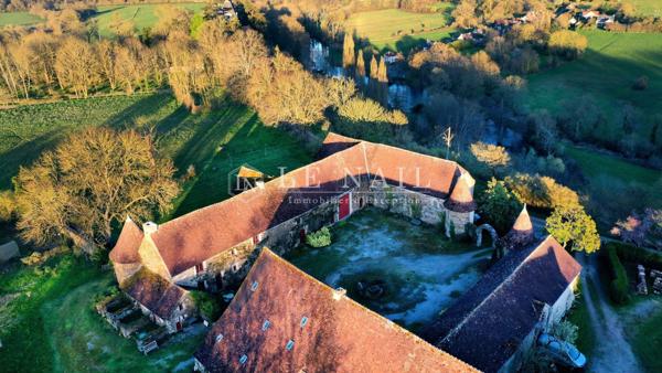 Ferme-manoir du XVIème siècle dans un site protégé de 2ha, en Suisse Normande