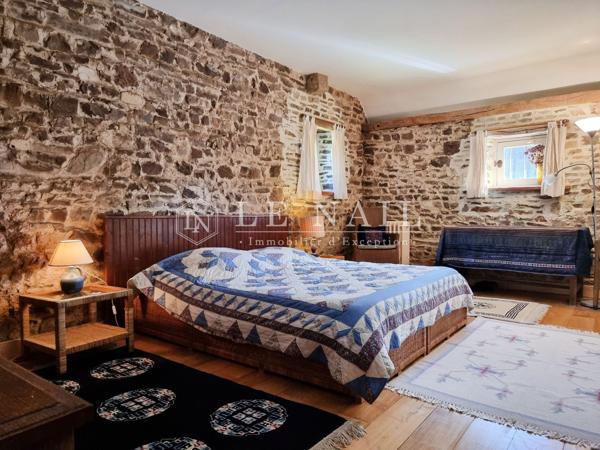 Ferme-manoir du XVIème siècle dans un site protégé de 2ha, en Suisse Normande