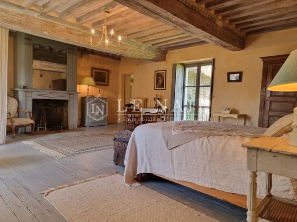 Ferme-manoir du XVIème siècle dans un site protégé de 2ha, en Suisse Normande