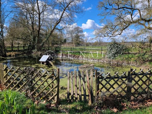 Ferme-manoir du XVIème siècle dans un site protégé de 2ha, en Suisse Normande