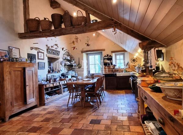 Ferme-manoir du XVIème siècle dans un site protégé de 2ha, en Suisse Normande