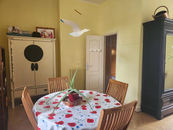 Belle et grande maison de ville