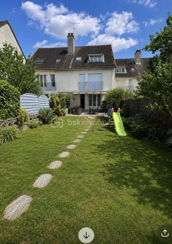 Maison familiale 7 pièces avec sous-sol total édifiée au sein d'une résidence fermée et sécurisée.
Elle offre un cadre de vie privilégié avec de nombreux équipements réservés aux résidents : terrain de tennis, terrain de pétanque et vastes espaces verts.
Dès l'entrée, vous découvrirez de beaux volumes avec un double séjour lumineux ouvrant directement sur la terrasse et le jardin, idéal pour profiter des beaux jours en famille ou entre amis.
Le rez-de-chaussée comprend également une cuisine indépendante.
Au premier étage, un palier dessert trois chambres, un dressing, une salle d'eau et un WC indépendant.
Le deuxième étage offre un espace nuit supplémentaire composé de deux chambres, d'un bureau ainsi que d'une salle d'eau avec WC, parfait pour une grande famille, le télétravail ou l'accueil d'amis.
La maison bénéficie également d'un sous-sol total comprenant un atelier et une pièce de loisirs, offrant de nombreuses possibilités d'aménagement selon vos besoins.
Côté stationnement, vous pourrez garer deux véhicules devant la maison en toute simplicité.
Double vitrage
Taxe foncière : 2300 euros