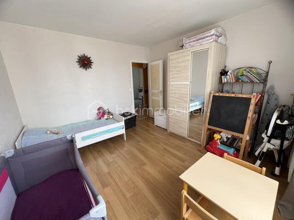 Maison familiale 7 pièces avec sous-sol total édifiée au sein d'une résidence fermée et sécurisée.
Elle offre un cadre de vie privilégié avec de nombreux équipements réservés aux résidents : terrain de tennis, terrain de pétanque et vastes espaces verts.
Dès l'entrée, vous découvrirez de beaux volumes avec un double séjour lumineux ouvrant directement sur la terrasse et le jardin, idéal pour profiter des beaux jours en famille ou entre amis.
Le rez-de-chaussée comprend également une cuisine indépendante.
Au premier étage, un palier dessert trois chambres, un dressing, une salle d'eau et un WC indépendant.
Le deuxième étage offre un espace nuit supplémentaire composé de deux chambres, d'un bureau ainsi que d'une salle d'eau avec WC, parfait pour une grande famille, le télétravail ou l'accueil d'amis.
La maison bénéficie également d'un sous-sol total comprenant un atelier et une pièce de loisirs, offrant de nombreuses possibilités d'aménagement selon vos besoins.
Côté stationnement, vous pourrez garer deux véhicules devant la maison en toute simplicité.
Double vitrage
Taxe foncière : 2300 euros