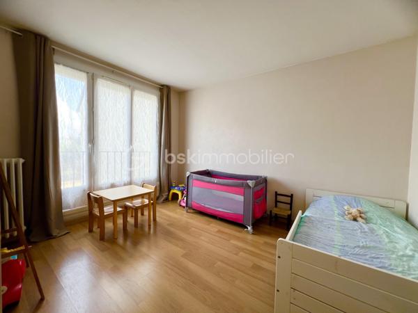 Maison familiale 7 pièces avec sous-sol total édifiée au sein d'une résidence fermée et sécurisée.
Elle offre un cadre de vie privilégié avec de nombreux équipements réservés aux résidents : terrain de tennis, terrain de pétanque et vastes espaces verts.
Dès l'entrée, vous découvrirez de beaux volumes avec un double séjour lumineux ouvrant directement sur la terrasse et le jardin, idéal pour profiter des beaux jours en famille ou entre amis.
Le rez-de-chaussée comprend également une cuisine indépendante.
Au premier étage, un palier dessert trois chambres, un dressing, une salle d'eau et un WC indépendant.
Le deuxième étage offre un espace nuit supplémentaire composé de deux chambres, d'un bureau ainsi que d'une salle d'eau avec WC, parfait pour une grande famille, le télétravail ou l'accueil d'amis.
La maison bénéficie également d'un sous-sol total comprenant un atelier et une pièce de loisirs, offrant de nombreuses possibilités d'aménagement selon vos besoins.
Côté stationnement, vous pourrez garer deux véhicules devant la maison en toute simplicité.
Double vitrage
Taxe foncière : 2300 euros