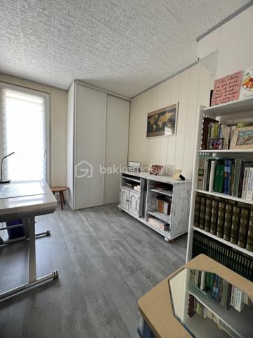 Maison familiale 7 pièces avec sous-sol total édifiée au sein d'une résidence fermée et sécurisée.
Elle offre un cadre de vie privilégié avec de nombreux équipements réservés aux résidents : terrain de tennis, terrain de pétanque et vastes espaces verts.
Dès l'entrée, vous découvrirez de beaux volumes avec un double séjour lumineux ouvrant directement sur la terrasse et le jardin, idéal pour profiter des beaux jours en famille ou entre amis.
Le rez-de-chaussée comprend également une cuisine indépendante.
Au premier étage, un palier dessert trois chambres, un dressing, une salle d'eau et un WC indépendant.
Le deuxième étage offre un espace nuit supplémentaire composé de deux chambres, d'un bureau ainsi que d'une salle d'eau avec WC, parfait pour une grande famille, le télétravail ou l'accueil d'amis.
La maison bénéficie également d'un sous-sol total comprenant un atelier et une pièce de loisirs, offrant de nombreuses possibilités d'aménagement selon vos besoins.
Côté stationnement, vous pourrez garer deux véhicules devant la maison en toute simplicité.
Double vitrage
Taxe foncière : 2300 euros