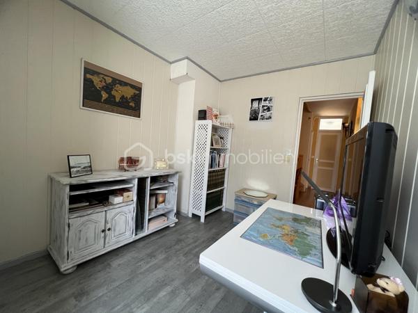 Maison familiale 7 pièces avec sous-sol total édifiée au sein d'une résidence fermée et sécurisée.
Elle offre un cadre de vie privilégié avec de nombreux équipements réservés aux résidents : terrain de tennis, terrain de pétanque et vastes espaces verts.
Dès l'entrée, vous découvrirez de beaux volumes avec un double séjour lumineux ouvrant directement sur la terrasse et le jardin, idéal pour profiter des beaux jours en famille ou entre amis.
Le rez-de-chaussée comprend également une cuisine indépendante.
Au premier étage, un palier dessert trois chambres, un dressing, une salle d'eau et un WC indépendant.
Le deuxième étage offre un espace nuit supplémentaire composé de deux chambres, d'un bureau ainsi que d'une salle d'eau avec WC, parfait pour une grande famille, le télétravail ou l'accueil d'amis.
La maison bénéficie également d'un sous-sol total comprenant un atelier et une pièce de loisirs, offrant de nombreuses possibilités d'aménagement selon vos besoins.
Côté stationnement, vous pourrez garer deux véhicules devant la maison en toute simplicité.
Double vitrage
Taxe foncière : 2300 euros