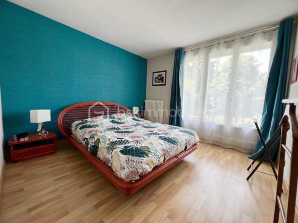 Maison familiale 7 pièces avec sous-sol total édifiée au sein d'une résidence fermée et sécurisée.
Elle offre un cadre de vie privilégié avec de nombreux équipements réservés aux résidents : terrain de tennis, terrain de pétanque et vastes espaces verts.
Dès l'entrée, vous découvrirez de beaux volumes avec un double séjour lumineux ouvrant directement sur la terrasse et le jardin, idéal pour profiter des beaux jours en famille ou entre amis.
Le rez-de-chaussée comprend également une cuisine indépendante.
Au premier étage, un palier dessert trois chambres, un dressing, une salle d'eau et un WC indépendant.
Le deuxième étage offre un espace nuit supplémentaire composé de deux chambres, d'un bureau ainsi que d'une salle d'eau avec WC, parfait pour une grande famille, le télétravail ou l'accueil d'amis.
La maison bénéficie également d'un sous-sol total comprenant un atelier et une pièce de loisirs, offrant de nombreuses possibilités d'aménagement selon vos besoins.
Côté stationnement, vous pourrez garer deux véhicules devant la maison en toute simplicité.
Double vitrage
Taxe foncière : 2300 euros