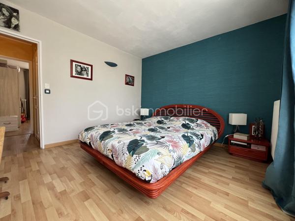 Maison familiale 7 pièces avec sous-sol total édifiée au sein d'une résidence fermée et sécurisée.
Elle offre un cadre de vie privilégié avec de nombreux équipements réservés aux résidents : terrain de tennis, terrain de pétanque et vastes espaces verts.
Dès l'entrée, vous découvrirez de beaux volumes avec un double séjour lumineux ouvrant directement sur la terrasse et le jardin, idéal pour profiter des beaux jours en famille ou entre amis.
Le rez-de-chaussée comprend également une cuisine indépendante.
Au premier étage, un palier dessert trois chambres, un dressing, une salle d'eau et un WC indépendant.
Le deuxième étage offre un espace nuit supplémentaire composé de deux chambres, d'un bureau ainsi que d'une salle d'eau avec WC, parfait pour une grande famille, le télétravail ou l'accueil d'amis.
La maison bénéficie également d'un sous-sol total comprenant un atelier et une pièce de loisirs, offrant de nombreuses possibilités d'aménagement selon vos besoins.
Côté stationnement, vous pourrez garer deux véhicules devant la maison en toute simplicité.
Double vitrage
Taxe foncière : 2300 euros