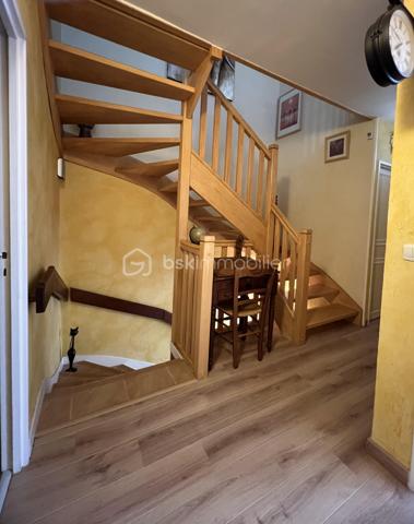 Maison familiale 7 pièces avec sous-sol total édifiée au sein d'une résidence fermée et sécurisée.
Elle offre un cadre de vie privilégié avec de nombreux équipements réservés aux résidents : terrain de tennis, terrain de pétanque et vastes espaces verts.
Dès l'entrée, vous découvrirez de beaux volumes avec un double séjour lumineux ouvrant directement sur la terrasse et le jardin, idéal pour profiter des beaux jours en famille ou entre amis.
Le rez-de-chaussée comprend également une cuisine indépendante.
Au premier étage, un palier dessert trois chambres, un dressing, une salle d'eau et un WC indépendant.
Le deuxième étage offre un espace nuit supplémentaire composé de deux chambres, d'un bureau ainsi que d'une salle d'eau avec WC, parfait pour une grande famille, le télétravail ou l'accueil d'amis.
La maison bénéficie également d'un sous-sol total comprenant un atelier et une pièce de loisirs, offrant de nombreuses possibilités d'aménagement selon vos besoins.
Côté stationnement, vous pourrez garer deux véhicules devant la maison en toute simplicité.
Double vitrage
Taxe foncière : 2300 euros
