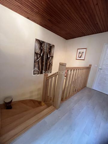 Maison familiale 7 pièces avec sous-sol total édifiée au sein d'une résidence fermée et sécurisée.
Elle offre un cadre de vie privilégié avec de nombreux équipements réservés aux résidents : terrain de tennis, terrain de pétanque et vastes espaces verts.
Dès l'entrée, vous découvrirez de beaux volumes avec un double séjour lumineux ouvrant directement sur la terrasse et le jardin, idéal pour profiter des beaux jours en famille ou entre amis.
Le rez-de-chaussée comprend également une cuisine indépendante.
Au premier étage, un palier dessert trois chambres, un dressing, une salle d'eau et un WC indépendant.
Le deuxième étage offre un espace nuit supplémentaire composé de deux chambres, d'un bureau ainsi que d'une salle d'eau avec WC, parfait pour une grande famille, le télétravail ou l'accueil d'amis.
La maison bénéficie également d'un sous-sol total comprenant un atelier et une pièce de loisirs, offrant de nombreuses possibilités d'aménagement selon vos besoins.
Côté stationnement, vous pourrez garer deux véhicules devant la maison en toute simplicité.
Double vitrage
Taxe foncière : 2300 euros