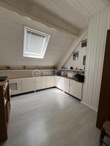 Maison familiale 7 pièces avec sous-sol total édifiée au sein d'une résidence fermée et sécurisée.
Elle offre un cadre de vie privilégié avec de nombreux équipements réservés aux résidents : terrain de tennis, terrain de pétanque et vastes espaces verts.
Dès l'entrée, vous découvrirez de beaux volumes avec un double séjour lumineux ouvrant directement sur la terrasse et le jardin, idéal pour profiter des beaux jours en famille ou entre amis.
Le rez-de-chaussée comprend également une cuisine indépendante.
Au premier étage, un palier dessert trois chambres, un dressing, une salle d'eau et un WC indépendant.
Le deuxième étage offre un espace nuit supplémentaire composé de deux chambres, d'un bureau ainsi que d'une salle d'eau avec WC, parfait pour une grande famille, le télétravail ou l'accueil d'amis.
La maison bénéficie également d'un sous-sol total comprenant un atelier et une pièce de loisirs, offrant de nombreuses possibilités d'aménagement selon vos besoins.
Côté stationnement, vous pourrez garer deux véhicules devant la maison en toute simplicité.
Double vitrage
Taxe foncière : 2300 euros
