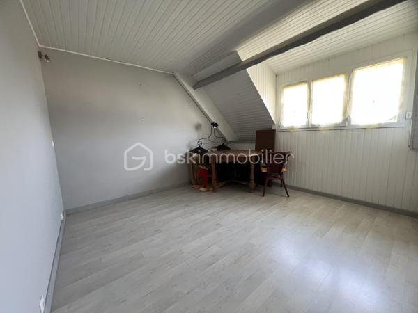 Maison familiale 7 pièces avec sous-sol total édifiée au sein d'une résidence fermée et sécurisée.
Elle offre un cadre de vie privilégié avec de nombreux équipements réservés aux résidents : terrain de tennis, terrain de pétanque et vastes espaces verts.
Dès l'entrée, vous découvrirez de beaux volumes avec un double séjour lumineux ouvrant directement sur la terrasse et le jardin, idéal pour profiter des beaux jours en famille ou entre amis.
Le rez-de-chaussée comprend également une cuisine indépendante.
Au premier étage, un palier dessert trois chambres, un dressing, une salle d'eau et un WC indépendant.
Le deuxième étage offre un espace nuit supplémentaire composé de deux chambres, d'un bureau ainsi que d'une salle d'eau avec WC, parfait pour une grande famille, le télétravail ou l'accueil d'amis.
La maison bénéficie également d'un sous-sol total comprenant un atelier et une pièce de loisirs, offrant de nombreuses possibilités d'aménagement selon vos besoins.
Côté stationnement, vous pourrez garer deux véhicules devant la maison en toute simplicité.
Double vitrage
Taxe foncière : 2300 euros